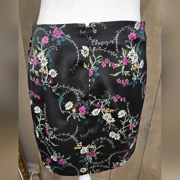 URBAN OUTFITTERS Floral Satin Mini Skirt In Black/multi. Size SMALL - Picture 5 of 10